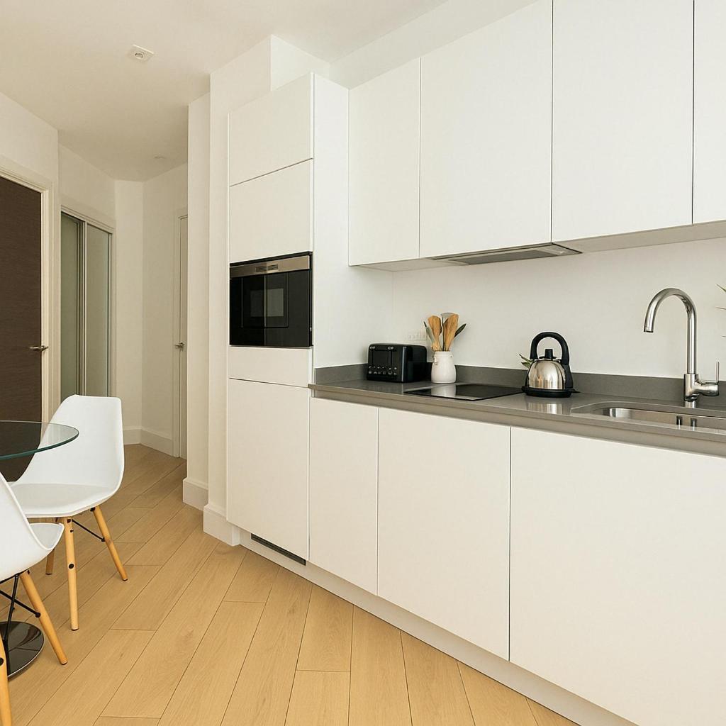 Bright Studio Flat - Walk To River Thames & Kingston Town Surbiton Екстер'єр фото